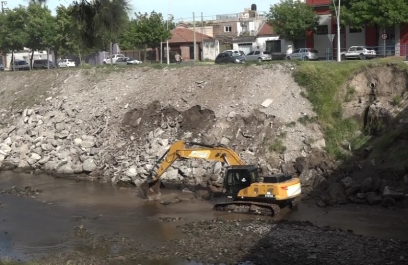Se reanudaron los trabajos en la ribera del arroyo Tapalqu